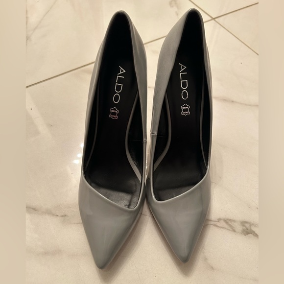 Grey patent leather closed toe heels - Picture 3 of 4